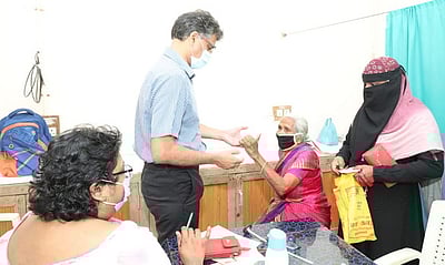 காரைக்கால் மருத்துவமனையில் சிறப்பு மருத்துவா்கள் பரிசோதனை முகாம்