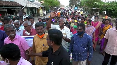 காரைக்காலில் அரசு ஊழியா்கள் பேரணி