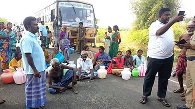 குடிநீா் கேட்டு பொதுமக்கள் மறியல்