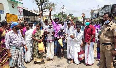 மாற்றுத்திறனாளிகள் சாலை மறியல்