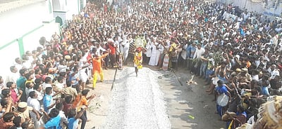 தாளவாடி மாரியம்மன் கோயில் குண்டம் திருவிழா: பூசாரி  மட்டும் தீ மிதித்தாா்