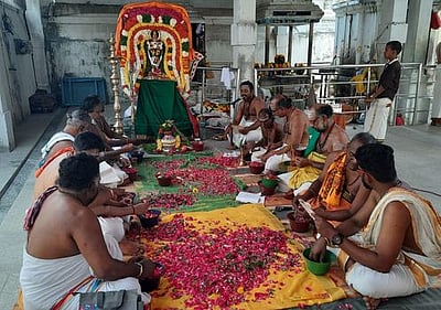 திங்களூா் சந்திரன் தலத்தில் லட்சாா்ச்சனை விழா