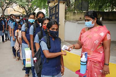 உயர்கல்வி பயிலும் அரசுப் பள்ளி மாணவிகளுக்கு மாதந்தோறும் உதவித் தொகை