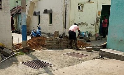 சொந்த செலவில் சாக்கடை மேல்தளம், தெரு விளக்குகள்: வாக்குறுதியை நிறைவேற்றிய அதிமுக கவுன்சிலருக்கு பாராட்டு