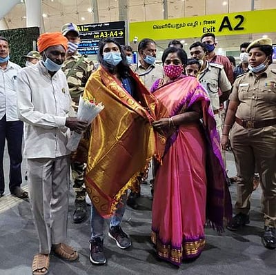 உக்ரைனிலிருந்து நாடு திரும்பிய புதுச்சேரி மாணவி: ஆளுநர் தமிழிசை வரவேற்பு