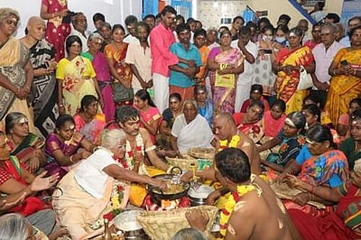 சிவராத்திரி: ஸ்ரீவில்லிபுத்தூரில் கொதிக்கும் நெய்யில் வெறும் கையால் அப்பம் சுட்டு அசத்திய மூதாட்டி!