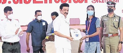 தமிழக இளைஞா்களை தொழில் நிறுவனங்களுக்கு தகுதிப்படுத்துவதே குறிக்கோள்: முதல்வா்