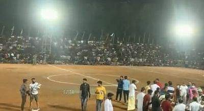 கால்பந்து போட்டியின்போது சரிந்த பெஞ்சுகள்...பதற வைக்கும் விடியோ