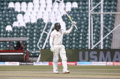 கவாஜா மீண்டும் அபாரம்: முதல் நாளில் ஆஸி. நிதானம்