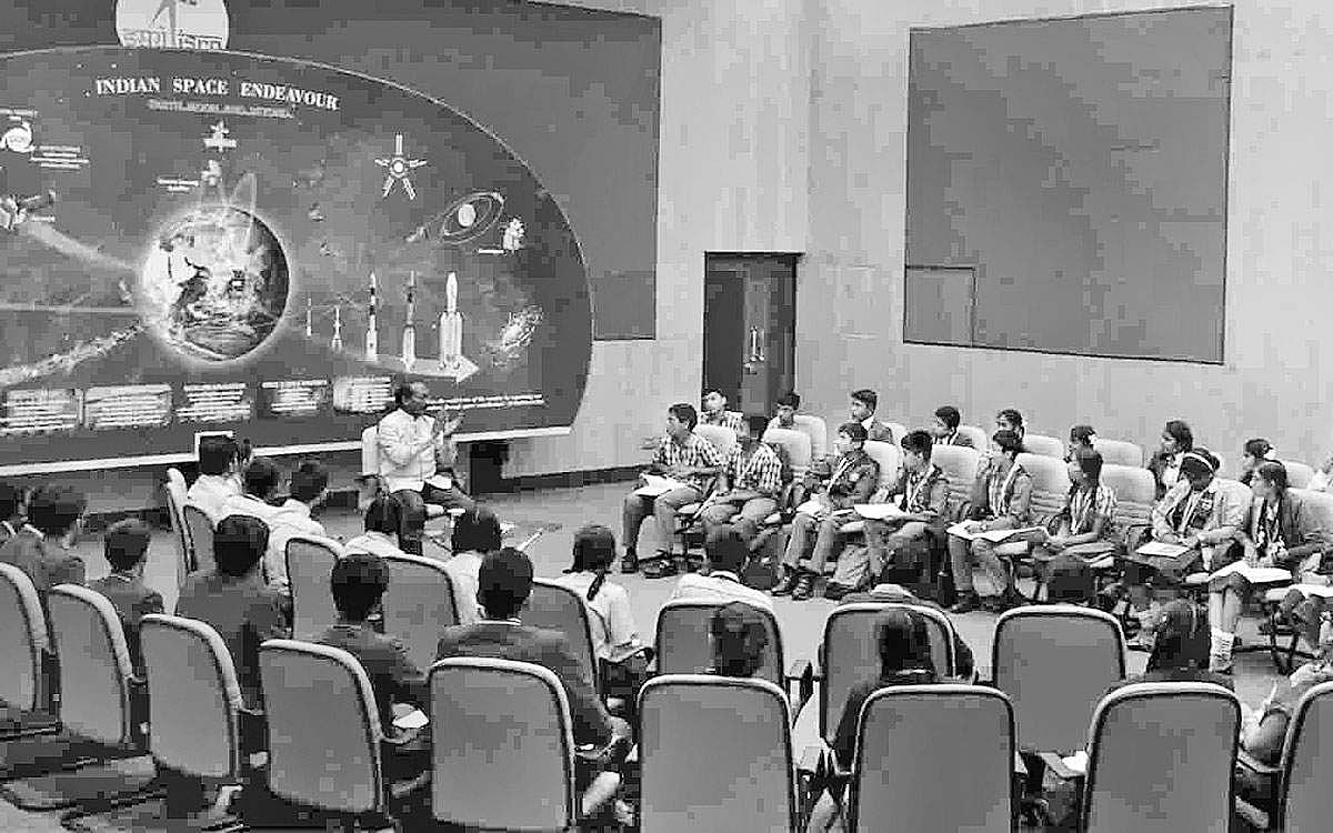 இஸ்ரோவின் "யுவிகா' திட்டம்: பள்ளி மாணவர்கள் விஞ்ஞானியாகலாம்!