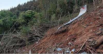 செங்குத்தாக வெறும் 3 நிமிடத்தில் விழுந்து நொறுங்கிய சீன விமானம்