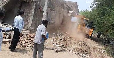 மானாமதுரை அருகே கண்மாயை ஆக்கிரமித்து கட்டப்பட்டிருந்த வீடுகள் இடிப்பு 