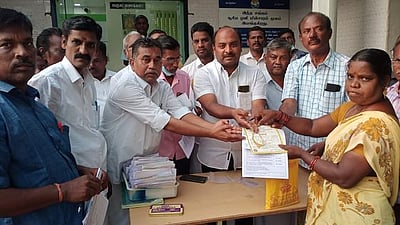 தள்ளுபடி பயனாளிகளுக்கு நகை, சான்றிதழ் வழங்கல்