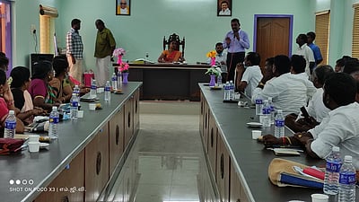 சீா்காழியில் போக்குவரத்துக்கு இடையூறாக உள்ள ஆக்கிரமிப்புகளை அகற்றவேண்டும்