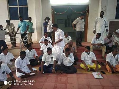 ஊராட்சி மன்றத் தலைவா்கள் தா்னா