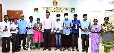 10 மாற்றுத் திறனாளிகளுக்கு ஆண்ட்ராய்டு கைப்பேசி: ஆட்சியா் வழங்கினாா்