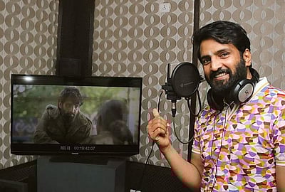 'குலு குலு' படத்துக்காக டப்பிங் பேசும் சந்தானம்: இயக்குநர் பகிர்ந்த படம்