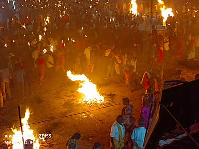சிவகிரி பொன்காளியம்மன் கோவில் திருவிழா: தீப்பந்தமேந்தி ஆயிரக்கணக்கானோர் நேர்த்திக்கடன்