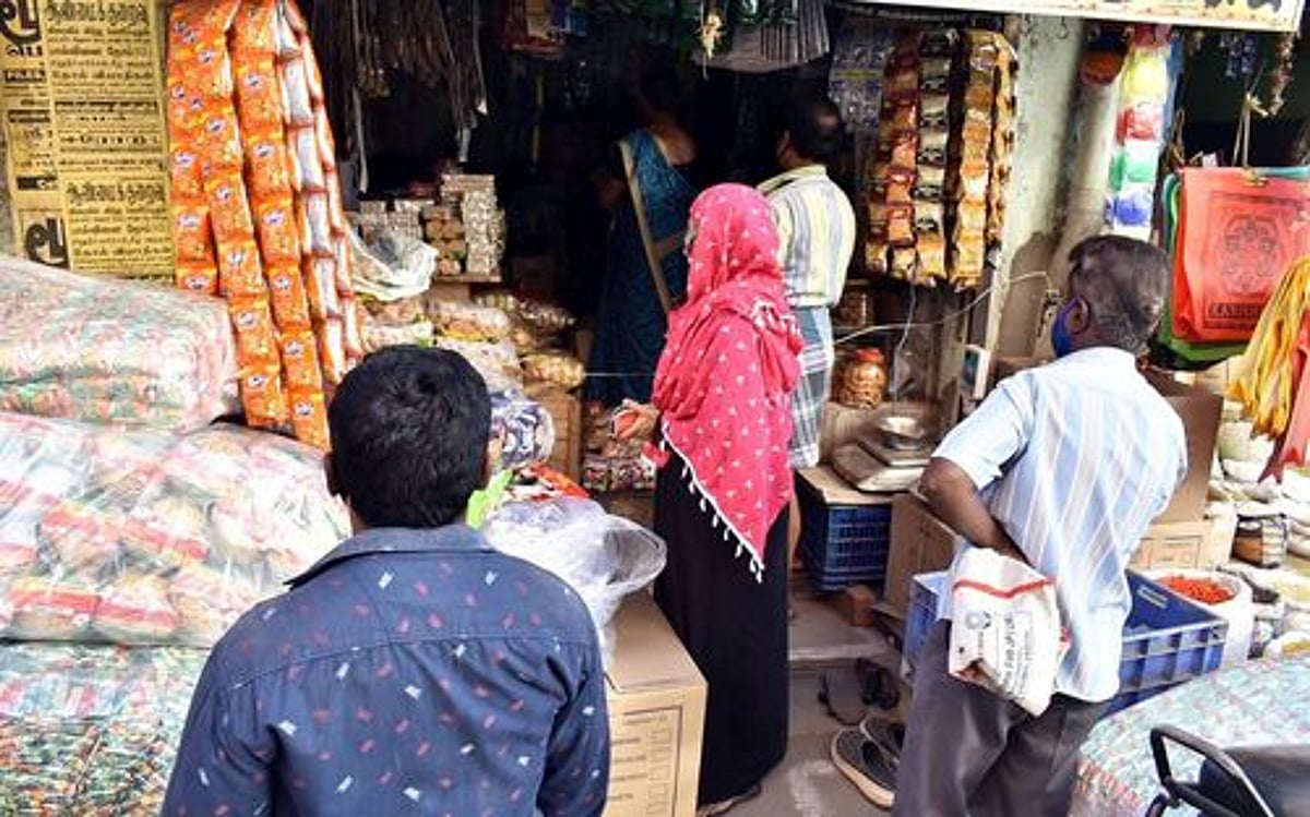 ஹிஜாபைத் தொடர்ந்து அடுத்த சர்ச்சை: முஸ்லிம்கள் கடைகள் வைக்கத் தடை விதித்து போஸ்டர்