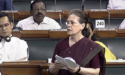 பள்ளிகளில் மதிய உணவுத் திட்டத்தை மீண்டும் தொடங்க வேண்டும்: சோனியா காந்தி