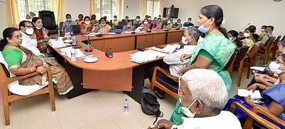 பெண்கள் முன்னேற்றத்துக்கு அனைவரும் பணியாற்ற வேண்டும்