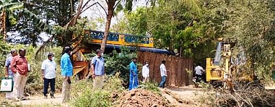 திருப்பாச்சேத்தி சின்னக் கண்மாயில் ஆக்கிரமிப்புகள் அகற்றம்