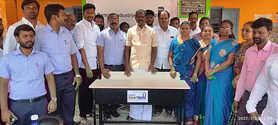 அரசுப் பள்ளிக்கு மேசை, நாற்காலிகள்