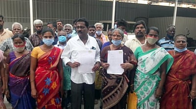 நடைபாதை வியாபாரிகள் ஆட்சியா் அலுவலகத்தில் முற்றுகை