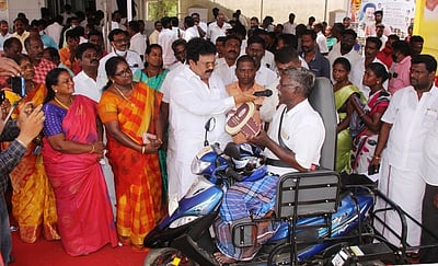 மாற்றுத் திறனாளிகள் 21 பேருக்கு ரூ.16.97 லட்சத்தில் வாகனங்கள்: எம்.எல்.ஏ. வழங்கினாா்