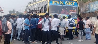 தெக்கலூரில் நிற்காமல் சென்ற தனியார், அரசுப் பேருந்துகள் சிறைப்பிடிப்பு