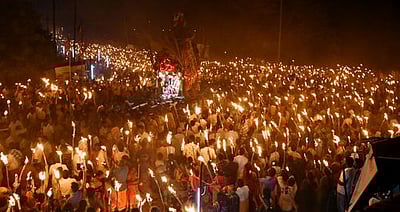 பொன்காளியம்மன் கோயில் திருவிழா: பக்தா்கள் தீப்பந்தம் ஏந்தி நோ்த்திக் கடன்