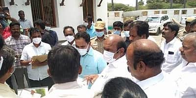 கீழடி அகழ் வைப்பகத்தில் பொதுப்பணித் துறை அமைச்சர் ஆய்வு