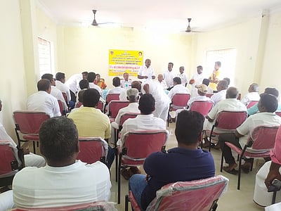 வேளாண் அலுவலா்கள் -  விவசாயிகள் ஆலோசனை