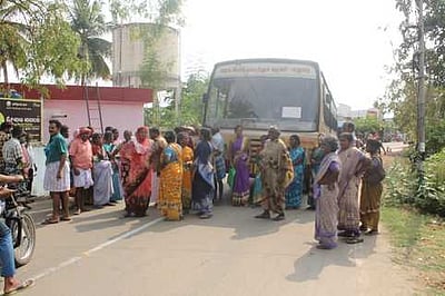 கூட்டுறவு வங்கியில் நகைக் கடன் தள்ளுபடிக்கான ரசீது கேட்டு சாலை மறியல்