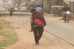 10 கி.மீக்கு மகளின் சடலத்தை தோளில் தூக்கி சென்ற தந்தை...மனிதத்தை கேள்விக்குள்ளாக்கிய சம்பவம்