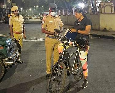 சைக்கிளில் நள்ளிரவு ரோந்து சென்ற பெண் காவல் இணை ஆணையா்: முதல்வா் பாராட்டு