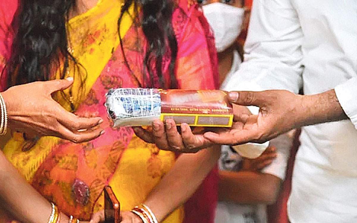 தீப்பெட்டிக்குள் சேலை.!