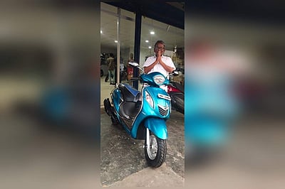 தினமணி இணையதள செய்தி எதிரொலி: முதியவரின் மோட்டார் சைக்கிளை பழுது நீக்கிய மேட்டூர் மதுவிலக்கு ஆய்வாளர்