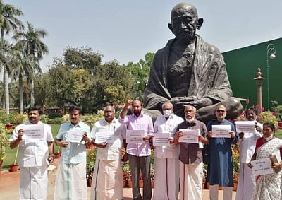 வேலைநிறுத்தத்திற்கு ஆதரவு: நாடாளுமன்றத்தில் திமுக எம்.பி.க்கள் போராட்டம்