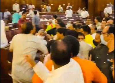 மே. வங்க பேரவையில் பாஜக - திரிணமூல் இடையே மோதல்: 5 எம்.எல்.ஏ.க்கள் இடைநீக்கம்