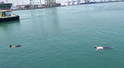 வ.உ.சி துறைமுகத்தில் பொது வேலைநிறுத்த போராட்டத்திற்கு ஆதரவு: தொழிலாளர்கள் கடலில் குதித்து போராட்டம்