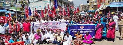 அம்பை, வி.கே.புரத்தில் தொழிற்சங்கத்தினர் சாலை மறியல்: 300-க்கும் மேற்பட்டவர்கள் கைது