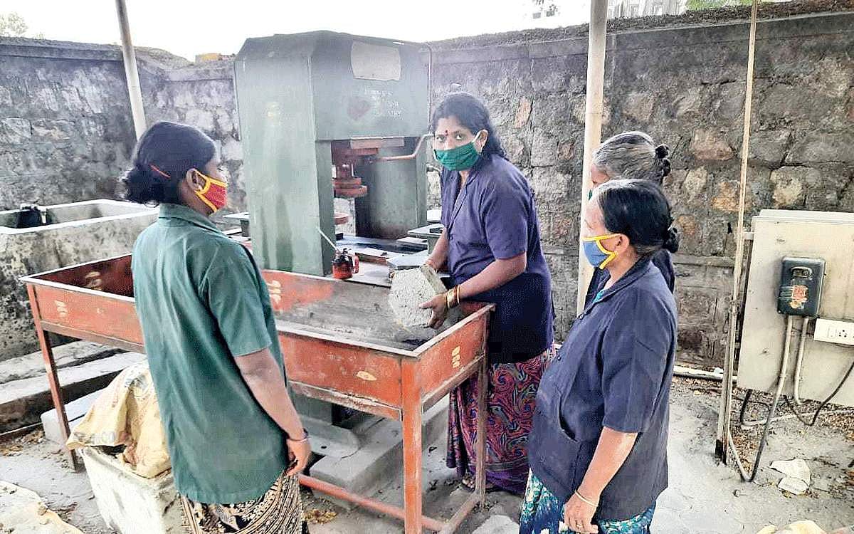 மணலுக்குப் பதிலாக பிளாஸ்டிக்!