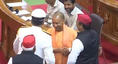 அகிலேஷ் யாதவுடன் கைகுலுக்கிக் கொண்ட யோகி ஆதித்யநாத்: பேரவையில் ருசிகரம்!