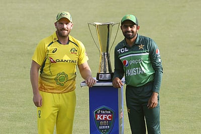முதல் ஒருநாள்: இரு புதிய வீரர்களை அறிமுகப்படுத்தும் ஆஸ்திரேலியா, பாகிஸ்தான் அணிகள்