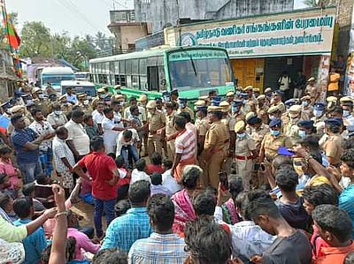 வி.சி.க.வினா் சாலை மறியல்