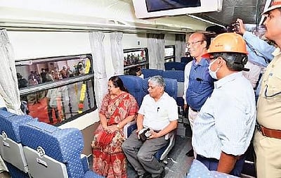 400 வந்தே பாரத் விரைவு ரயில்களைத் தயாரிக்கும் பணிகள் தீவிரம்: ரயில்வே இணை அமைச்சா் தகவல்