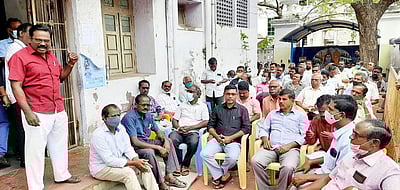 காரைக்கால் உள்ளாட்சி ஊழியா்கள் தா்னா