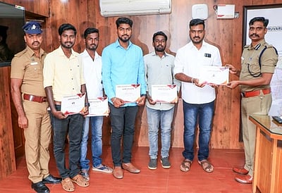 காவல் துறை விழிப்புணா்வு குறும்பட தயாரிப்புக் குழுவினருக்கு பாராட்டு