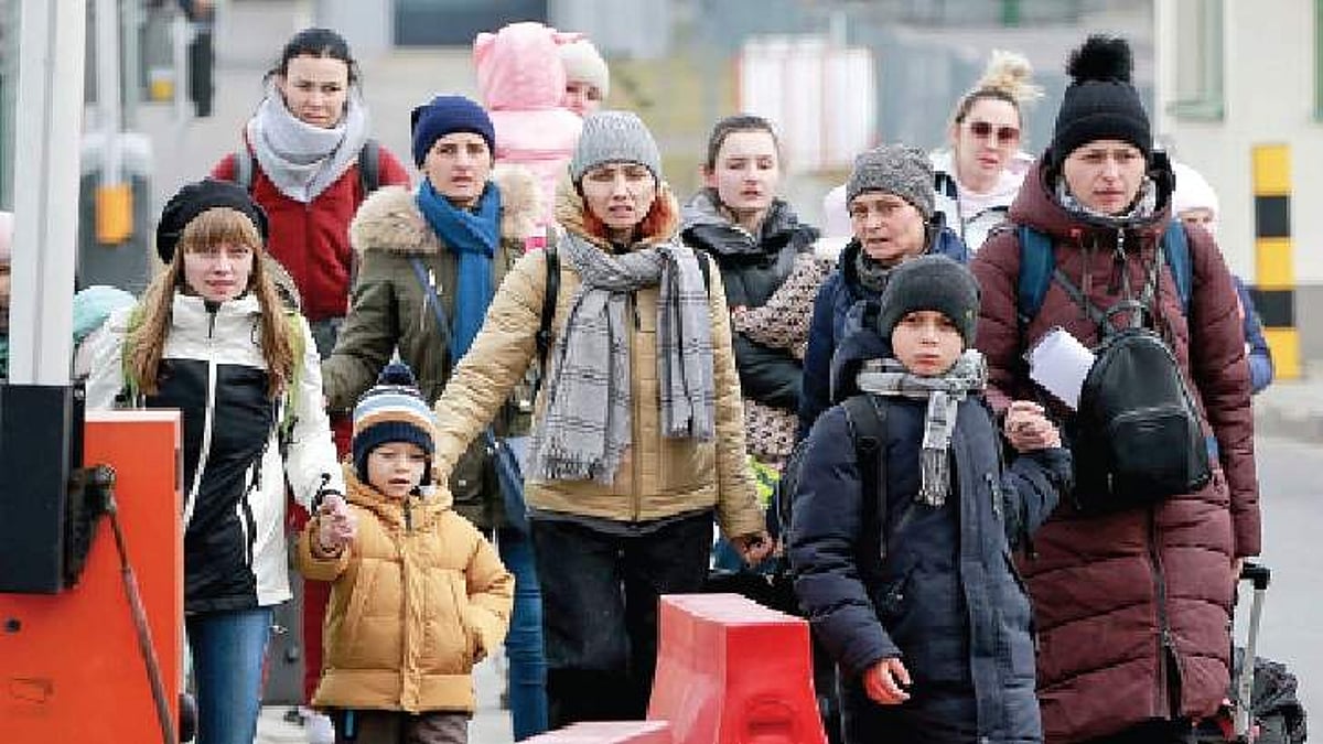 உக்ரைனிலிருந்து இதுவரை 8.74 லட்சம் போ் வெளியேறினா்